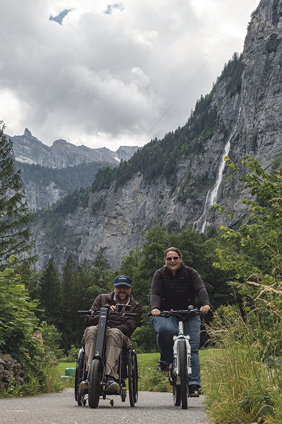 Matthias Fuchs und seine Frau Christine beim Radfahren in den Bergen.
